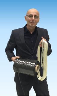 In der CarboSax GmbH werden neue Technologien zur nachhaltigen Herstellung von Carbonfasern aus verbesserten Vormaterialien erprobt. Chemnitz (Geschäftsführer Dr. Armin Plath mit Polyacrylnitril und Carbon-Faser Materialproben)