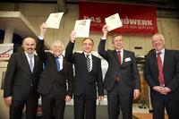 Freuten sich über den Erhalt der Urkunden aus der Hand von Prof. Dr. Michael Heister, Bundesinstitut für Berufsbildung (5. v.r.): Werner Gmeiner, Geschäftsführer der Handwerkskammer Freiburg, Paul Baier, Präsident der Handwerkskammer Freiburg, Herbert Baar, Geschäftsführer der Beruflichen Bildungsstätte Tuttlingen, Bernd Stockburger, Geschäftsführer bei der Handwerkskammer Region Stuttgart (v.l.), Foto: Handwerkskammer Freiburg