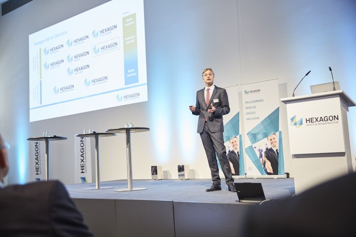 Forum2016__05_Eroeffnungsrede-Maximilian-Weber_Senior-Vice-President-EMEA-Hexagon-SI.jpg