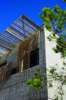 Die sichtbaren Beton-Oberflächen der Wände des Lycée Marc Bloch im südfranzösischen Sérignan sind aufgestellten Schilfbündeln nachempfunden. Sie sollen an eine jahrhundertealte Bautradition in der Camargue erinnern. Diese wurde so durch den Architekten François Fontes zu neuem Leben erweckt. (Foto: NOE-Schaltechnik, Süssen)