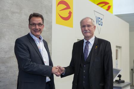 Durch Händedrück besiegelt: HellermannTyton tritt den E-Marken-Partnerschaft des ZVEH bei. Marten Rau, Geschäftsführer Vertrieb & Produktentwicklung Deutschland der HellermannTyton GmbH mit Lothar Hellmann, ZVEH-Präsident auf der Light + Building 2018