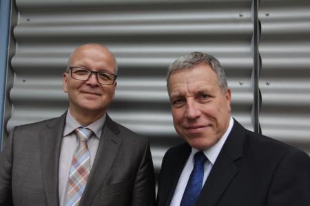 Schauen mit sicherem Blick in die Zukunft: Mit dem Erwerb der Fritsch Elektronik übernehmen Dr. Jost Baumgärtner (57 Jahre, rechts im Bild) und Matthias Sester (59 Jahre) ein technisch modernes und wirtschaftlich gesundes Unternehmen mit rund 120 Mitarbeiter*innen