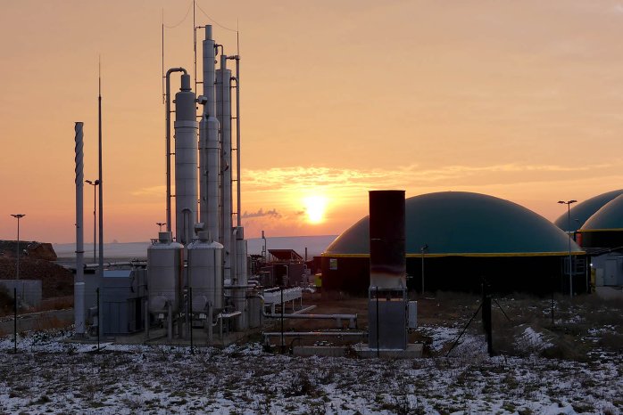 Biogasaufbereitungsanlage im Sonnenuntergang-kl.jpg
