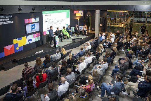 eventfotograf-podiumsdiskussion-mtm24-moderationsrunde-mit-vielen-teilnehmern-muenchen.jpg