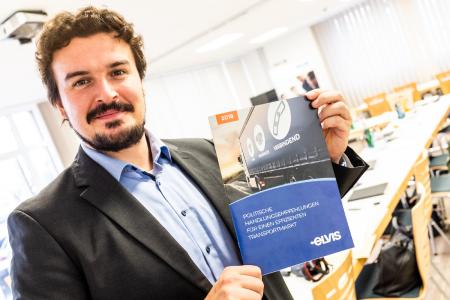 Nikolja Grabowski, Leiter politische Kommunikation bei ELVIS, informiert die Mitglieder des Verbunds künftig über aktuelle politische Entscheidungen und deren Auswirkungen / Foto: ELVIS