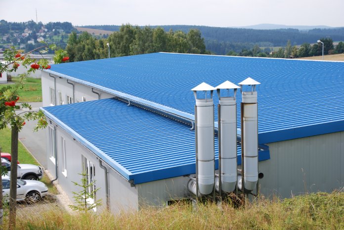 Produktionsgebäude in Sachsen mit Metalldach Foto LUXMETALL.JPG