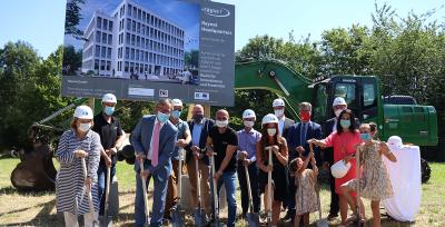 Managing director Ragip Aydin with Paderborns mayor Michael Dreier and the responsible architects and construction companies.