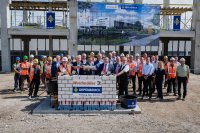 Freuen sich über die Grundsteinlegung (vorderste Reihe, v.l.n.r.): Hermann Schwagmann (Leiter Innovation and R&D Center; Weidmüller), Claus Rettkowski, Depenbrock), Helene Derksen-Riesen (Leiterin Corporate Development & Real Estate; Weidmüller), André Sombecki (Finanzvorstand; Weidmüller), Volker Bibelhausen (Technologievorstand und Vorstandssprecher; Weidmüller), Dr. Sebastian Durst (Vorstand Operations; Weidmüller), Dr. Axel Lehmann (Landrat; Kreis Lippe), Olrik Meyer (Fachbereichsleitung Umwelt, nachhaltige Entwicklung und Mobilität; Kreis Lippe), Thomas Lammering (Technischer Beigeordneter; Stadt Detmold) / Bildquelle: Weidmüller