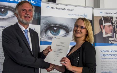 Von Professor Dr. Jürgen Nolting, Studiendekan des Bachelorstudiengangs Augenoptik / Optometrie, nimmt Anna Knaus ihre Bachelor-Urkunde entgegen / Bildnachweis: © Hochschule Aalen / Ralf Michels