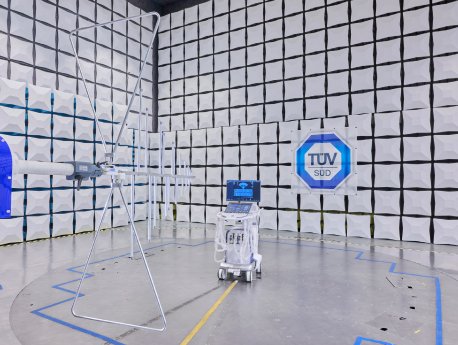 TS-PR-26038-PS-EMV-Messung in einer Absorberhalle.jpg