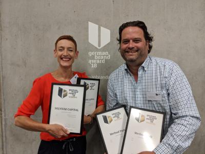 Sabine Fuchs (Comdeluxe) und Philipp Donnert (Method Park) freuen sich über die Auszeichnung mit dem German Brand Award 2018