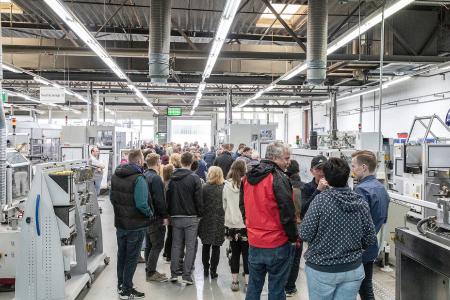 Um das 50. Jubiläum des REHAU Werks in Wittmund gebührend zu feiern, fand am 08. Juni 2019 ein großes Fest für Mitarbeiter mit deren Familien und Kunden statt. (Bildrechte: REHAU)