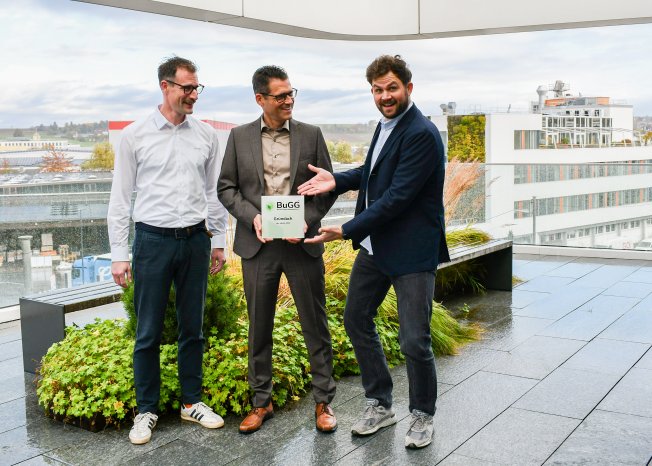 Bauder_BuGG Gründach des Jahres 2025_Übergabe Michael Duss Gunter Mann Tim Bauder.JPG