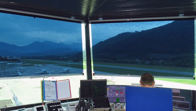 F3_Folienrollos bieten kontrastreiche blendfreie Sicht auf das Rollfeld der Schweizer Flughafen.jpg