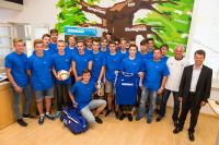 WEMAG-Vorstandsmitglied Caspar Baumgart und LFV-Präsident Joachim Masuch (v.r.) gratulieren dem Sieger der WEMAG-Liga B-Junioren: SG Parchimer FC / Aufbau Parchim. Foto: WEMAG/S. Rudolph-Kramer