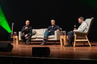 Alexander Gerfer (links), CTO bei der Würth Elektronik eiSos Gruppe, und Lamin Ben-Hamdane, Head of Startup-Cooperation bei Infineon (Mitte) im Gespräch mit Moderator Daniel Fürg. / Bildquelle: 48forward Festival