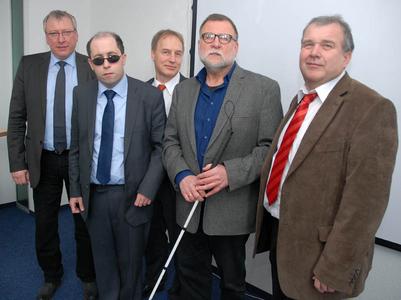 (von links): SIVIS-Geschäftsführer
Bernd Israel, Programmierer Vlad Kutsenko, SIVIS-Geschäftsführer Kai Bounin,
Karlheinz Schneider, Vorsitzender des Badischen Blinden- und
Sehbehindertenvereins sowie Uwe Kaucher, Fachberater im Integrationsamt des
Kommunalverbands für Jugend und Sozialen Baden-Württemberg / Foto: JaMedia