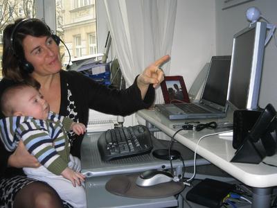 Auch die Großeltern in Deutschland möchten via Skype Videocalls sehen, wie ihr Enkel groß wird.