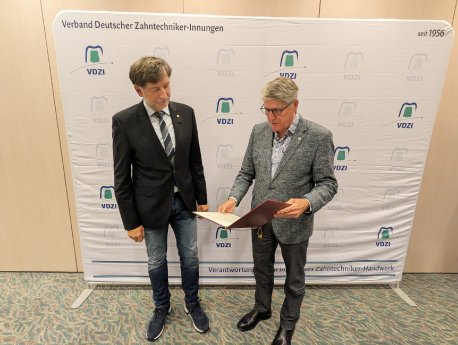 Pressebild_Goldene Ehrennadel_Volker Rosenberger(3).jpg