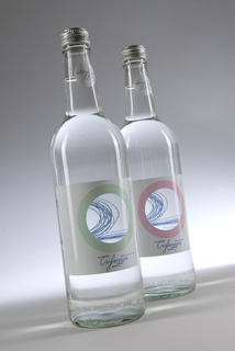 Die Glasflasche des Tufapure Spring Water vom Unternehmen Whitehold Springs wird in einigen der exklusivsten Hotels Europas angeboten