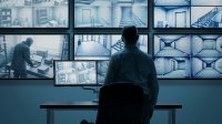 Blick in den Kontrollraum: Nur ein Teil der vielfältigen Arbeit einer Fachkraft für Schutz und Sicherheit spielt sich draußen ab – Schreibtisch- und Bildschirmarbeit sind ebenfalls wichtige Bestandteile des Alltags