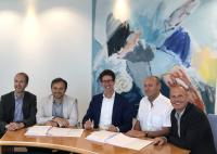 Von links nach rechts: Michael Horstmann (Arvato Systems), Peter Koop (Arvato Systems), Armand Voorschuur (NMVO), Martin Favié (NMVO), Geo Aldershof (NMVO). Ohne Bild: Jean Hermans (NMVO) Von links nach rechts: Michael Horstmann (Arvato Systems), Peter Koop (Arvato Systems), Armand Voorschuur (NMVO), Martin Favié (NMVO), Geo Aldershof (NMVO). Ohne Bild: Jean Hermans (NMVO)