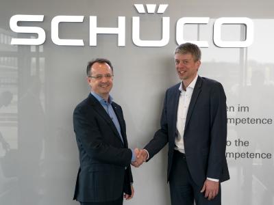 v. l.: Dr. Walter Stadlbauer, CTO und COO der Schüco International KG, und Michael Otto, Chief Regional Officer Germany bei KUKA, freuen sich über die zukünftige Zusammenarbeit