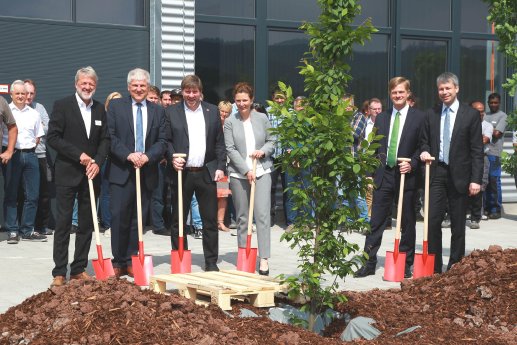 17-01 HU_Baumpflanz1.jpg