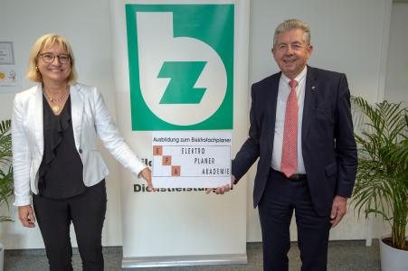 Ute Horn, Geschäftsführerin des BZH, und Unternehmer Hans-Jürgen Schneider bei der Gründung der neuen Elektroplaner-Akademie EPA