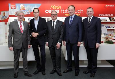 Am 12. Dezember fiel der Startschuss für die Kooperation zwischen CEWE und den Deichtorhallen. V.li.n.re.: Jörg Uhlenbrock (CEWE Kulturbeauftragter), Dr. Dirk Luckow (Geschäftsführer und Intendant Deichtorhallen), Bert Antonius Kaufmann (kaufmännischer Direktor Deichtorhallen), Dr. Rolf Hollander (CEWE Vorstandsvorsitzender) und Thomas Mehls (CEWE Geschäftsführer Marketing)
