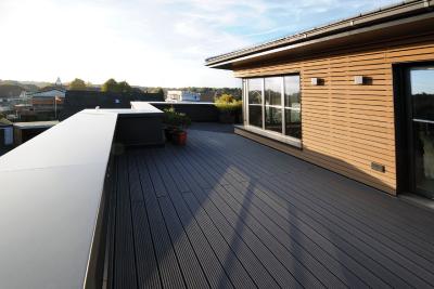 Die Balustrade der Dachterrasse ist mit einer in Eisenglimmer pulvereinbrennbeschichteten Attikaabdeckung aus Aluminium der Richard Brink GmbH & Co. KG versehen worden.