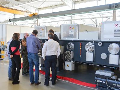 Die Laboranlage ermöglicht die Bearbeitung von Glasbreiten von bis zu 3,4 m