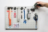 Das System zeigt eine strukturierte Werkzeugorganisation nach dem Poka-Yoke-Prinzip. Jedes Werkzeug hat einen festen, eindeutig definierten Platz, der visuell gekennzeichnet ist – beispielsweise durch Konturen oder Markierungen in der Form des jeweiligen Werkzeugs. So wird sofort sichtbar, wenn ein Teil fehlt oder falsch zurückgelegt wurde. Das reduziert Verwechslungen, unterstützt eine saubere Arbeitsplatzorganisation und verhindert typische Fehler im Arbeitsalltag.