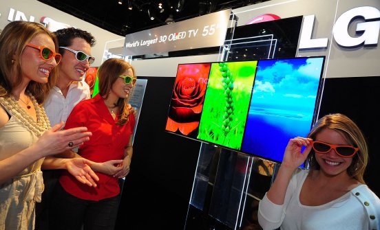 LG_Bild_CES_2012_OLED-TV_02.jpg