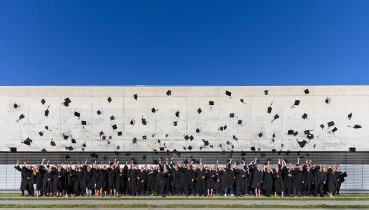 Geschafft: die Absolventen und Absolventinnen des Graduate Campus Hochschule Aalen und der Graduate School Ostwürttemberg feiern den berufsbegleitenden Studienabschluss. © Graduate School Ostwürttemberg / Sandro Brezger