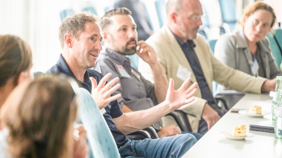 IKT-Studienreihe-Stadtentwaesserung-Teilnehmer-Seminar-Lehrgang-Diskussion-hires.jpg