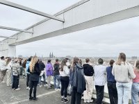 Studierende sind im Rahmen des Projekts Interspace 2024 zu Besuch auf der Dachterrasse des AB-Gebäudes der HSB am Campus Neustadtswall. Von dort hat man einen umfangreichen Blick über Bremen – und die Alte Neustadt. (Zum Herunterladen mit rechter Maustaste klicken und 