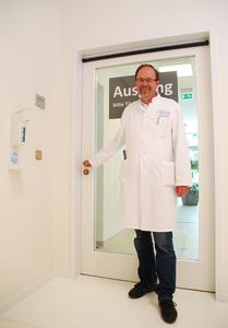 Prof. Dr. med. Jörg Braun, stellv. Ärztlicher Direktor der Park-Klinik Manhagen sowie dortiger Chefarzt für Innere Medizin, setzt auf die Nutzung von antimikrobiell wirksamen Kupfer-Türbeschlägen (Foto: Park-Klinik Manhagen\0
