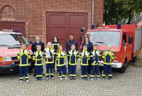 Die Kinderfuerwehr von Ragow freut sich über neue Uniformen.