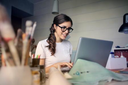 Ein berufsbegleitendes Studium bringt klare Karriere-vorteile. Die Online Infotage des Fernstudienanbieters WINGS fallen in diesem Jahr besonders umfangreich aus. Foto: Pexels/Andrea Piacquadio