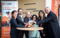 Beim Start für die FTTH Hausanschlüsse in Wandlitz am 22.11.2023 2.v.l. Oliver Borchert, Bürgermeister und DNS:NET Projekt- und Bauteam, Team Kommunale Partnerschaften DNS:NET und FTTH Marketing DNS:NET Beim Start für die FTTH Hausanschlüsse in Wandlitz am 22.11.2023 2.v.l. Oliver Borchert, Bürgermeister und DNS:NET Projekt- und Bauteam, Team Kommunale Partnerschaften DNS:NET und FTTH Marketing DNS:NET