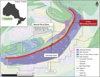 Abbildung 1. Lageplan und regionale geologische Karte des Projekts North Rock mit dem 13 Kilometer langen, höffigen Mineralisierungshorizont.