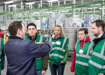 Logistik tut etwas für die ganze Familie. Zum Beispiel Milch und Joghurt auf den Tisch bringen, wie das Deutsche Milchkontor in Zeven am Aktionstag 2019 zeigte (FOTO: BVL/Jan Meier)