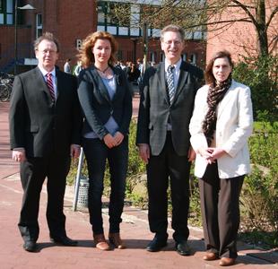 (v.l.): FH - Präsident Prof. Dr. Herbert Zickfeld, Mitarbeiterin Wiebke Jäger, Prof. Dr. Dr. Rainer Kreuzhof und FH-Vizepräsidentin Dr. Heike Bille ermöglichten das neue Projekt