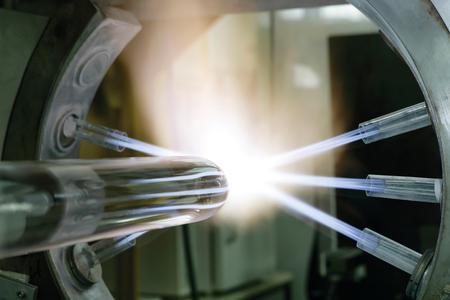Quarzglas ist ein außergewöhnlicher Werkstoff, der bei über 2000 °C bearbeitet wird und u.a. als Vorprodukt für Glasfasern unverzichtbar ist
