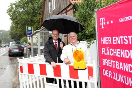 Wirtschaftsdezernent Ulf-Birger Franz (links) und Sehndes Bürgermeister Carl Jürgen Lehrke überzeugen sich vom Fortschritt des Breitbandausbaus in Sehndes Ortsteil Klein Lobke.