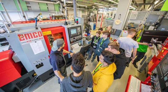 … beim Besuch der modernen W&H-Lehrwerkstätte / © W&H