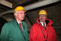 Im Rahmen seiner Sommerreise 2009 besuchte der Hessische Ministerpräsident Roland Koch die Grube Fortuna in Solms-Oberbiel. Rittal nutzt das Besucherbergwerk zu Forschungszwecken. Rechts im Bild Friedhelm Loh, Vorstandsvorsitzen von Rittal