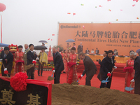 Der Spatenstich für das erste Reifenwerk in China erfolgte am 10.10.2008 in Anwesenheit des niedersächsischen Ministerpräsidenten C. Wulff,H.Wente, Mitgl.des Vorst. der Continental AG, und führenden Vertretern der chinesischen Provinz Anhui sowie Hefei