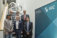 Feierten mit zahlreichen Weggefährt:innen 20 Jahre IGC (obere Reihe von links): Rektor Prof. Dr. Konrad Wolf, Prof. Dr. Vera de Hesselle (Prodekanin Fakultät Wirtschaftswissenschaften), Prof. Dr. Christian Schuchardt (stellv. wissenschaftlicher Leiter des IGC). Untere Reihe (von links): Absolvent Enoch Toppo, Prof. Dr. Lars Büttner (wissenschaftlicher Leiter des IGC), Ramón Spiecker (geschäftsführender Vorstand des IGC). Copyright: Nikolai Wolff